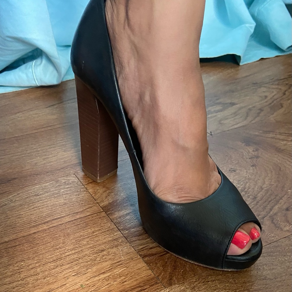 Tory Burch T peep toe